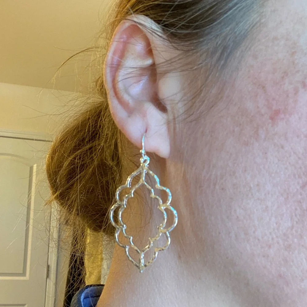 NEW!๐๐GORGEOUS! DROP EARRINGS!๐๐MOROCCAN INSPIRED DESIGN! SILVER TONE! LOVE! - Picture 3 of 6